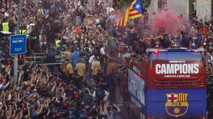Los jugadores del FC Barcelona durante la celebración este viernes de la consecución del triplete nacional (Supercopa de España, Copa del Rey y LaLiga)
