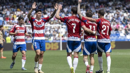 Los jugadores del Granada celebran el gol de la victoria