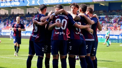 Los jugadores del Eibar celebran el gol de Corpas