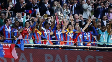 Los futbolistas del Crystal Palace levantan el trofeo en el palco de Wembley