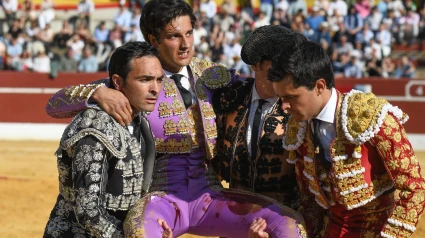 Guillermo García Pulido siendo conducido a la enfermería tras caer herido