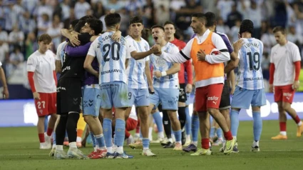 Los futbolistas del Málaga celebran el triunfo contra el Sporting