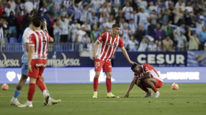 Juan Otero se lamenta tras la derrota del Sporting en Málaga