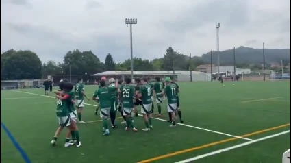 Los jugadores del Racing de Ferrol juvenil celebrando su ascenso
