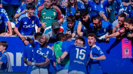Los jugadores del Oviedo celebran la victoria ante el Zaragoza
