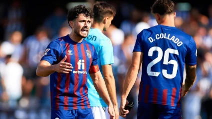 Los jugadores del Eldense, cabizbajos tras el empate