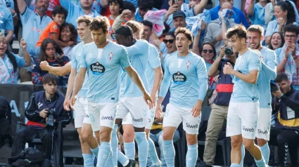 Los jugadores del Celta festejan el gol que abrió el marcador frente al Rayo, de Marcos Alonso desde el punto de penalti