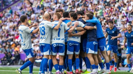 Los futbolistas del Alavés celebran el gol de Kike García