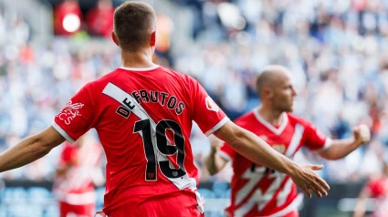 Jorge de Frutos celebra con Isi el 1-2 a favor del Rayo en Balaídos frente al Celta