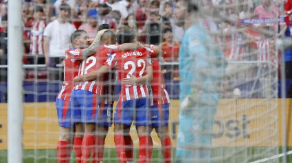 El Atlético celebra el gol de Julián Álvarez al Betis