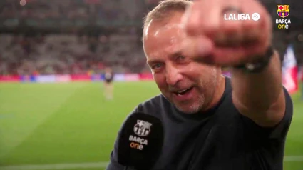 Hansi Flick entona el 'Visca Barça, visca Catalunya' con el puño cerrado