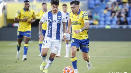 Alberto Moleiro y Juan Cruz en acción del partido (0-1)