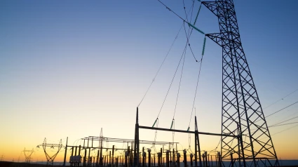Subestación eléctrica para distribución de energía y cielo naranja