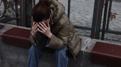 Una joven con dolor de cabeza se agarra la cabeza con migraña.