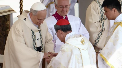 El cardenal Luis Tagle coloca el Anillo del Pescador en el dedo del papa León XIV