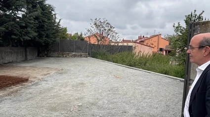 El alcalde, visitando la parcela