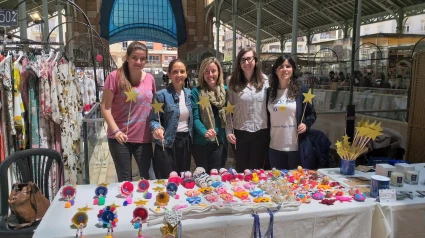 Marta MIró y su equipo durante un mercado solidario