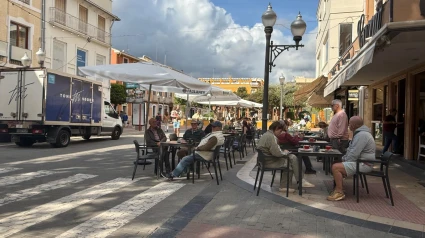 Terraza llena en la calle Marqués de Campo en Dénia