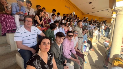 El novillero Pepe Martínez junto a los estudiantes en la Real Maestranza de Sevilla