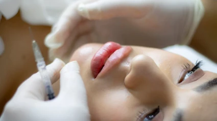 Una paciente sometiéndose a un tratamiento de estética