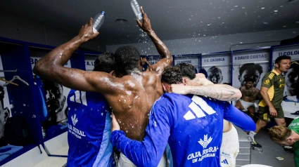 Los jugadores del Oviedo celebran en el vestuario