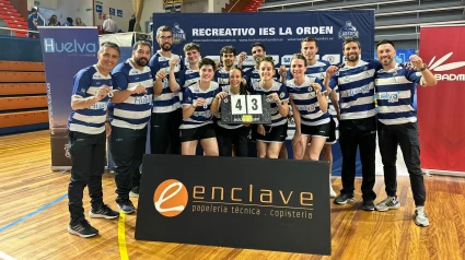 Los jugadores del Recreativo IES La Orden celebran la primera victoria en la final