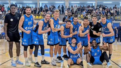 Los jugadores del Class Bàsquet Sant Antoni celebran el pase de ronda