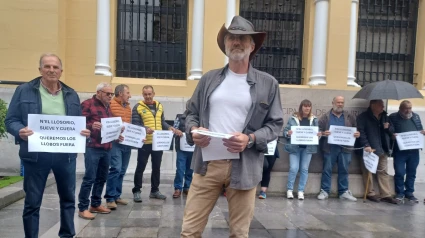 Ganaderos encandenados junto a la Presidencia del Principado