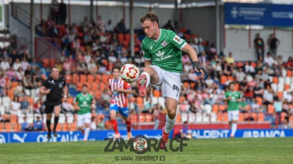 Tresaco jugador del Zamora controla un balón