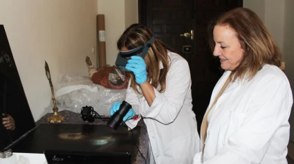 Una alumna trabaja en un obra, junto a la directora del Museo de la Iglesia, Otilia Requejo