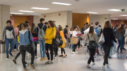 Alumnos a punto de entrar en la prueba de acceso a la universidad en Cantabria