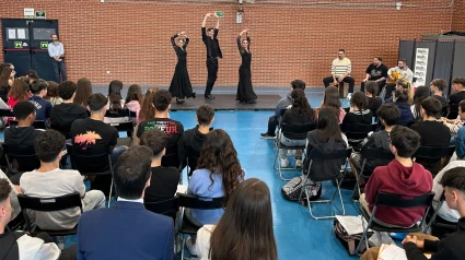Actuación del programa 'Conoce la danza española' ante alumnos del IES Gregorio Peces Barba de Colmenarejo