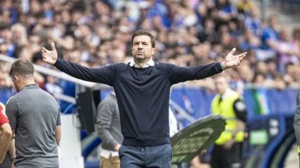 Gabi Fernández alza los brazos en señal de disconformidad con la actuación arbitral este domingo en Oviedo