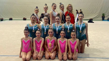 Grupo de gimnastas posando en la misma instalación motrileña