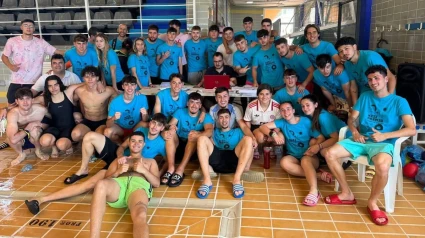 Foto de familia con nadadores y organizadores