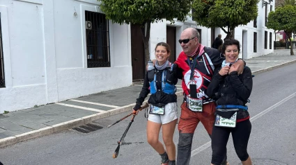 Lupe y Ana ayudan a Paco en los 101 km de Ronda (Málaga)