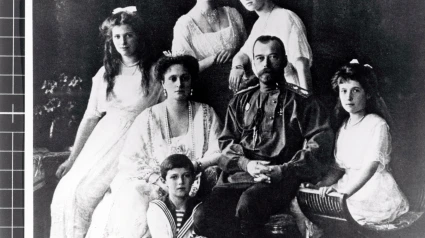 Nicolás II Romanov (Tsarskoye Selo, 18 de mayo de 1868, 6 de mayo del calendario juliano - Ekaterimburgo, 17 de julio de 1918) fue el último emperador de Rusia. En la foto: Nicolás II Romanov con sus hijas (de izquierda a derecha): Olga Romanov, Tatiana Romanov, Maria Romanov y Anastasia Romanov.