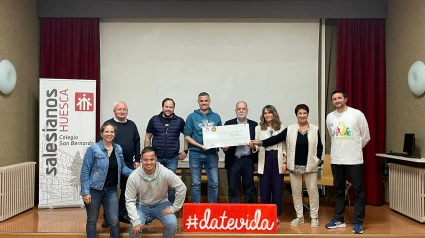 Entrega del talón de DateVida a la AECC Huesca