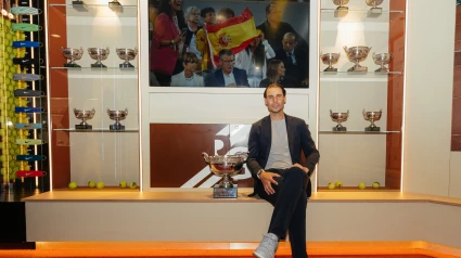 Rafa Nadal posa en el nuevo espacio Roland Garros en el Museo