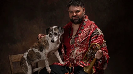 Abraham Cupeiro con su perra Loira que da nombre a su último trabajo