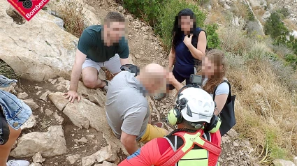 Momento del rescate del senderista accidentado en el Peñón de Ifach