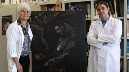 Maria Antonia Rgelich, directora del CAEM, i l'investigador Marc Borràs al costat de l'obra atribuïda al Greco
