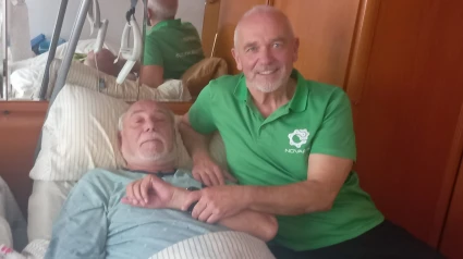 Miguel Ángel, el gijonés atrapado en su casa tras el apagón, y Emilio, un recuperador físico que le trata de forma voluntaria