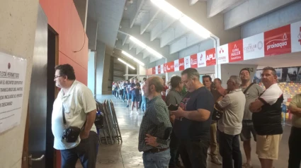 Gente haciendo cola en el Palacio de los deportes