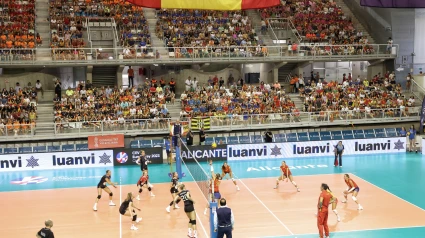 Un partido de las Leonas del Vóley en el Pedro Ferrándiz.