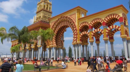 Portada de la Feria de Córdoba en un día soledado de mayo