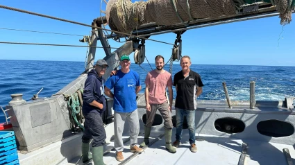 Amadeu Ros, presidente de la Cofradía de Pescadores de Xàbia, junto a otros marineros, en una de las embarcaciones