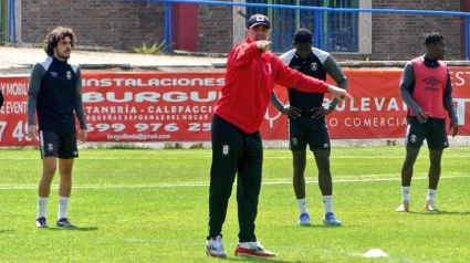 19/05/2025 Víctor Valdés en su etapa como entrenador del Real Ávila CF.El exportero internacional español y ahora entrenador Víctor Valdés no seguirá en el Real Ávila CF la próxima temporada, pese a que tenía contrato firmado desde el pasado mes de abril, tras quedar eliminado en el play-off de ascenso a la Primera RFEF y despedirse del club "por carta".DEPORTESREAL ÁVILA CF
