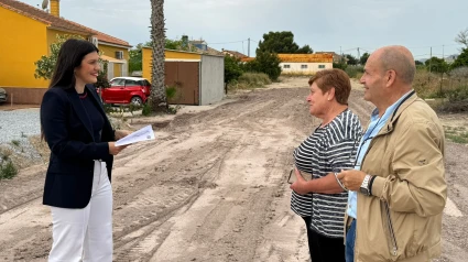 La concejala de urbanismo de Lorca explica a los vecinos las obras de urbanización que se ejecutan en Tercia
