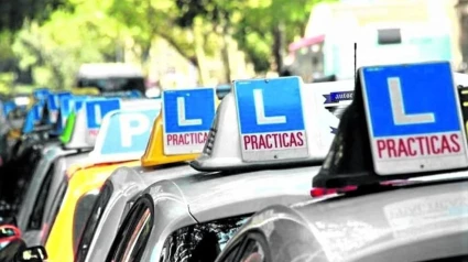 Coches de prácticas de autoescuela aparcados